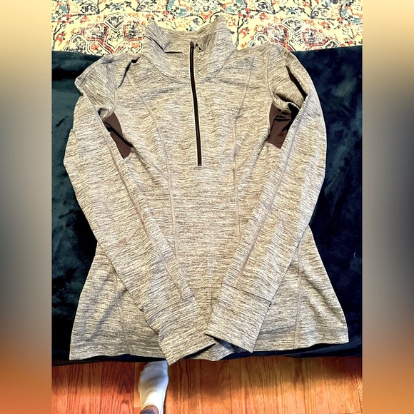 - Lululemon running layer size lrg - Picture 3 of 6